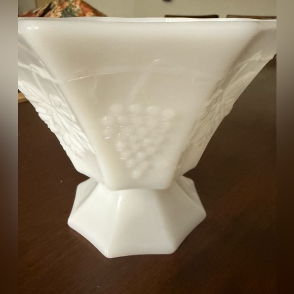 Vintage Anchor Hocking  Milk Glass Pedestal Covered Candy Dish Harvest Grape - Picture 4 of 11